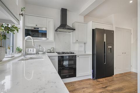 3 bedroom semi-detached house for sale, Ravensbourne Avenue, Shortlands, BR2