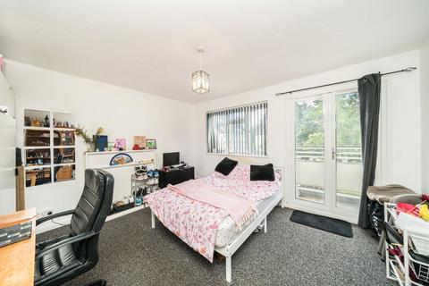 4 bedroom flat to rent, Kingsnympton Park, Kingston Upon Thames KT2
