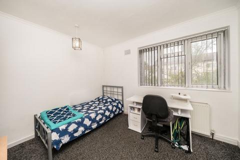4 bedroom flat to rent, Kingsnympton Park, Kingston Upon Thames KT2