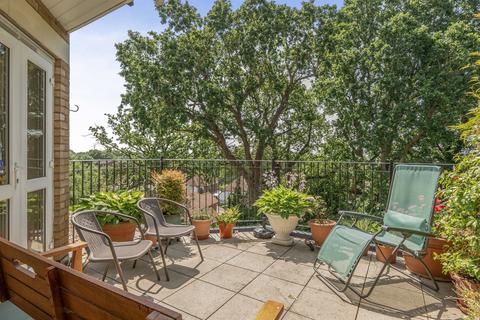 2 bedroom ground floor flat for sale, Crescent Road, Enfield