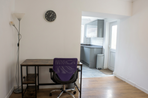 4 bedroom terraced house to rent, Rhondda Street, Swansea