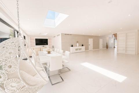 6 bedroom detached house to rent, Barham Avenue, Elstree