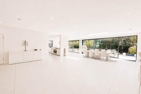 6 bedroom detached house to rent, Barham Avenue, Elstree