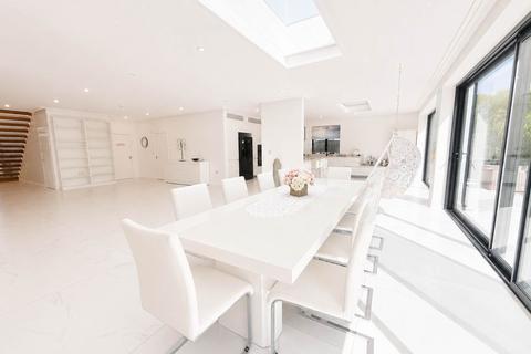 6 bedroom detached house to rent, Barham Avenue, Elstree