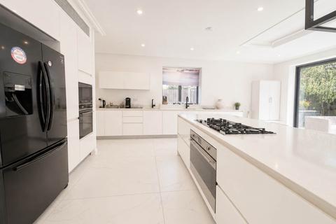 6 bedroom detached house to rent, Barham Avenue, Elstree