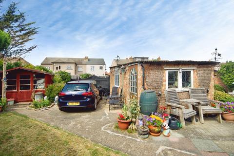 3 bedroom end of terrace house for sale, Peartree Gardens, Romford, RM7