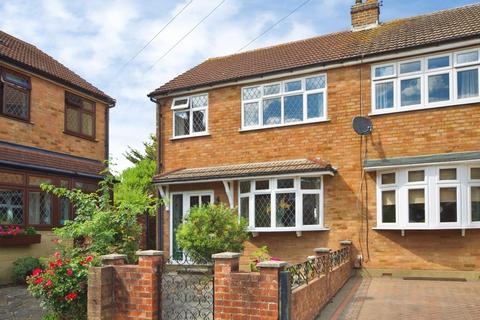 3 bedroom end of terrace house for sale, Peartree Gardens, Romford, RM7