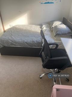 4 bedroom semi-detached house to rent, Divot Way, Basingstoke, RG24