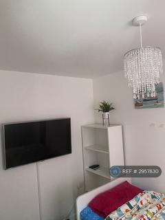 4 bedroom semi-detached house to rent, Divot Way, Basingstoke, RG24