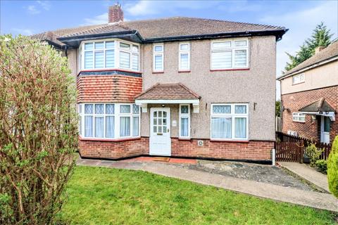 2 bedroom apartment to rent, Ravensbourne Gardens, Essex IG5