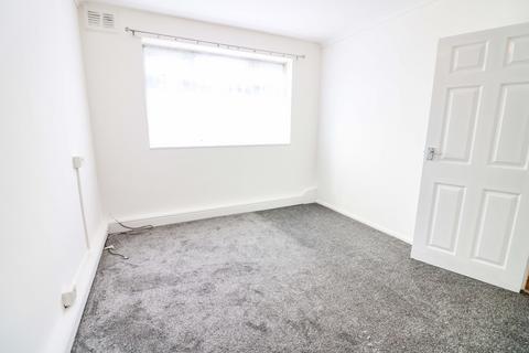 2 bedroom apartment to rent, Ravensbourne Gardens, Essex IG5