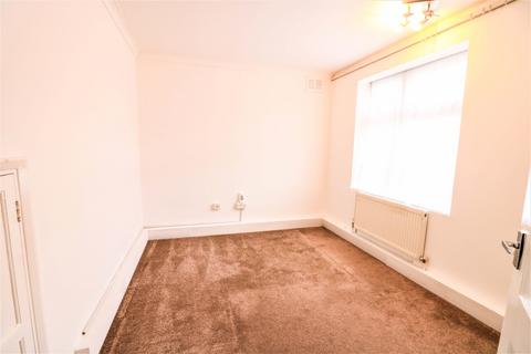 2 bedroom apartment to rent, Ravensbourne Gardens, Essex IG5