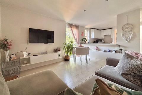 2 bedroom flat for sale, Albemarle Road, Beckenham, BR3