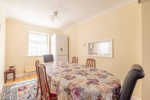 3 bedroom semi-detached house to rent, Corwell Lane, Uxbridge UB8