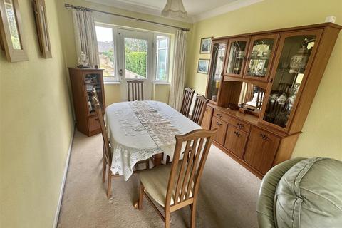 4 bedroom semi-detached house for sale, Whitehall Avenue, Mirfield