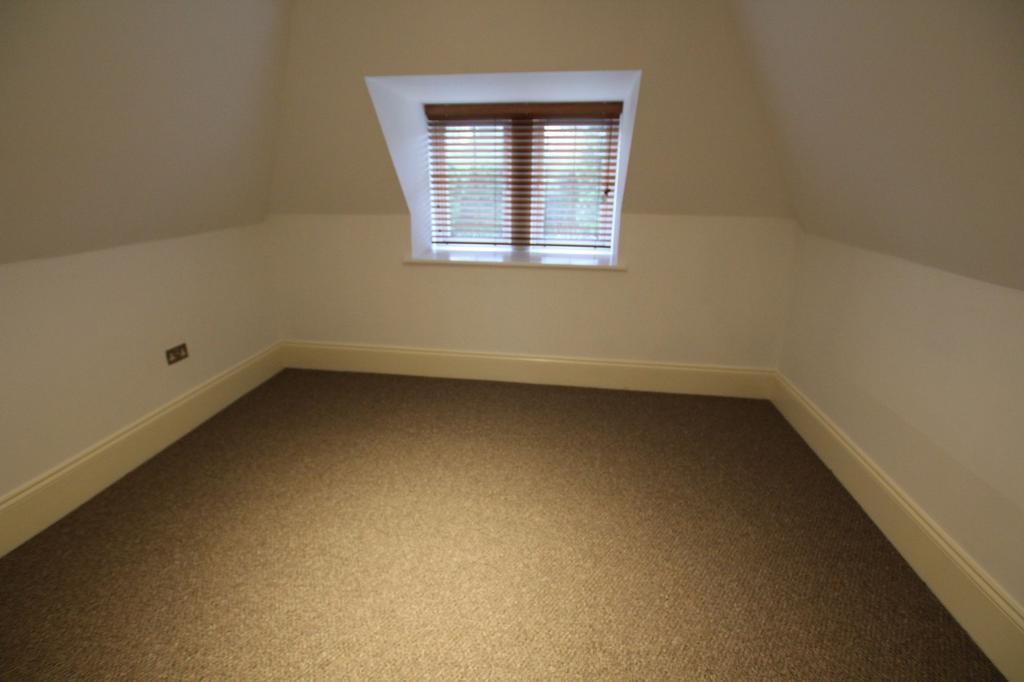 Apartment in Sutton Coldfield, Whitehouse Common - View 3