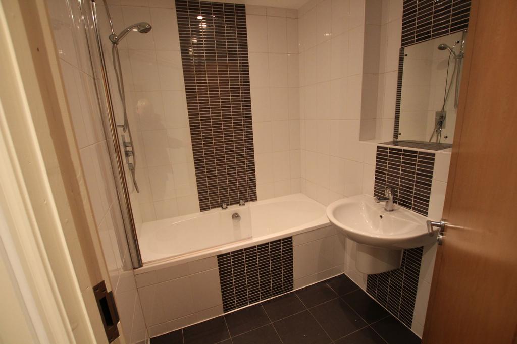 Apartment in Sutton Coldfield, Whitehouse Common - More