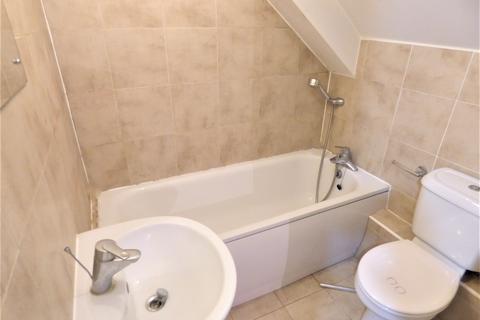 Studio to rent, High Street, Barkingside IG6