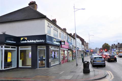 Studio to rent, High Street, Barkingside IG6