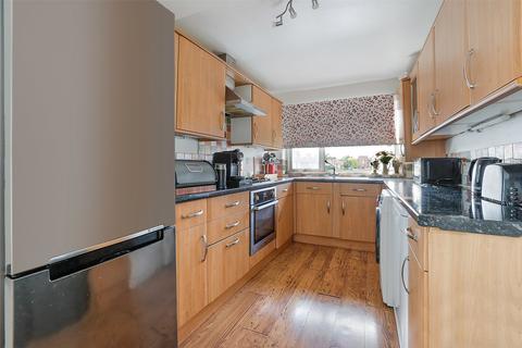 2 bedroom maisonette for sale, Kingston Road, Leatherhead, Surrey, KT22