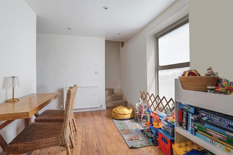 2 bedroom maisonette for sale, Kingston Road, Leatherhead, Surrey, KT22