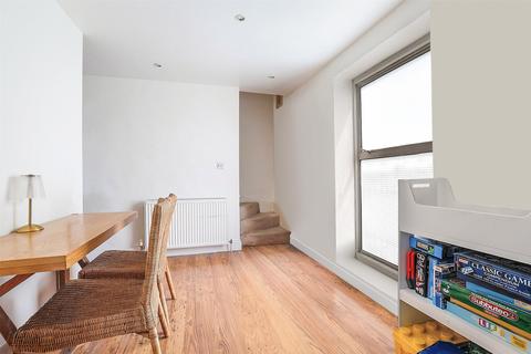 2 bedroom maisonette for sale, Kingston Road, Leatherhead, Surrey, KT22