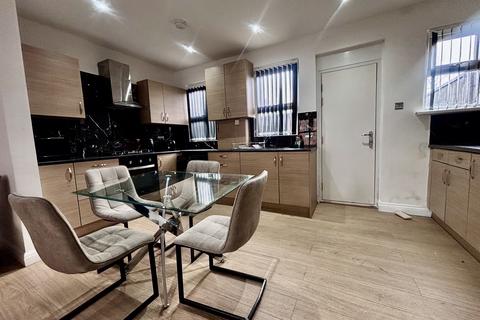 2 bedroom terraced house to rent, Cowper Mount, LEEDS