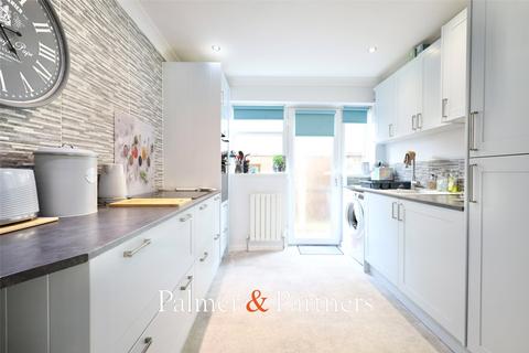 2 bedroom bungalow for sale, Turpins Close, Clacton-on-Sea, Essex, CO15