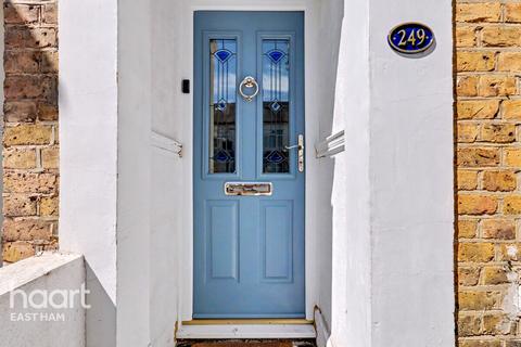 3 bedroom terraced house for sale, Sheringham Avenue, London