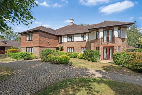 2 bedroom flat for sale, Petersmead Close, Tadworth KT20
