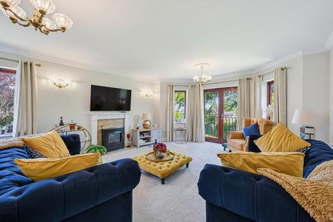 2 bedroom flat for sale, Petersmead Close, Tadworth KT20