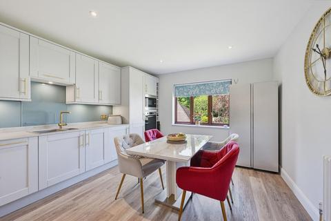 2 bedroom flat for sale, Petersmead Close, Tadworth KT20