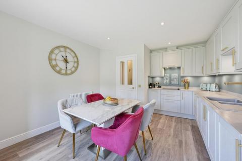 2 bedroom flat for sale, Petersmead Close, Tadworth KT20