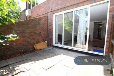 Apartment in London, Elthorne Estate, Archway - View 3