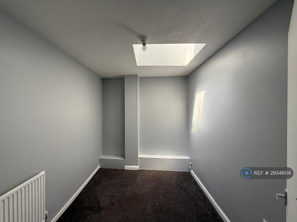 Apartment in Mitcham - View 2