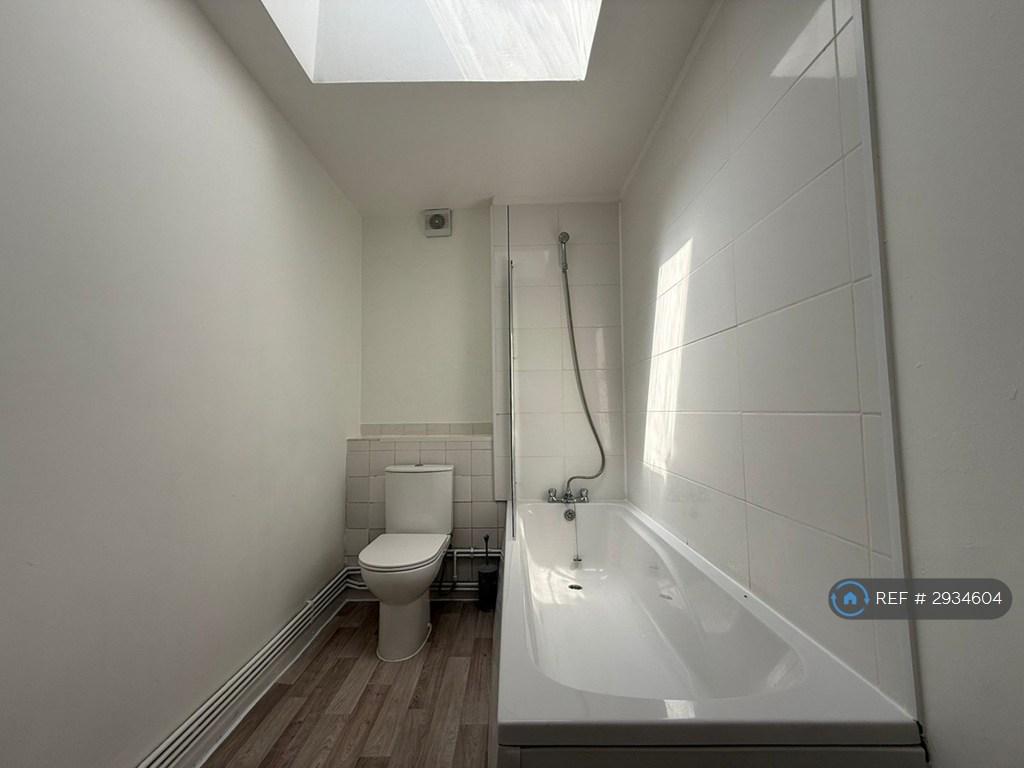 Apartment in Mitcham - View 3