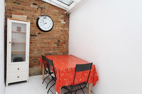 3 bedroom terraced house to rent, Lamington Street, Hammersmith W6