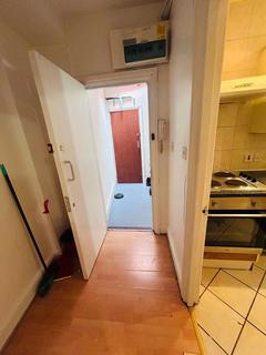 Studio to rent, New Cross Road SE14
