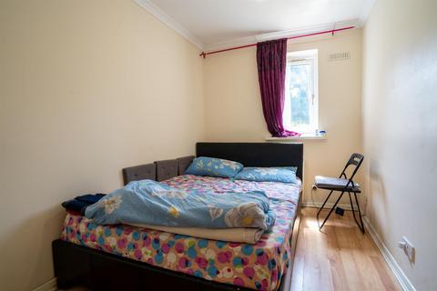 2 bedroom flat for sale, Burket Close, Southall UB2