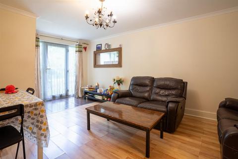 2 bedroom flat for sale, Burket Close, Southall UB2