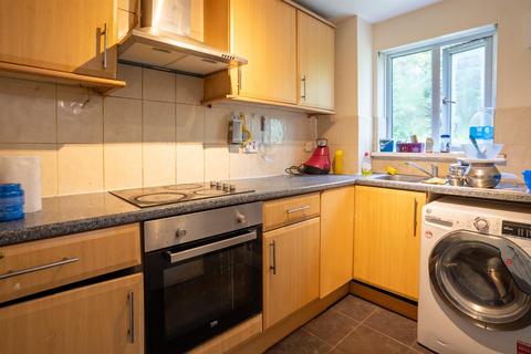 2 bedroom flat for sale, Burket Close, Southall UB2
