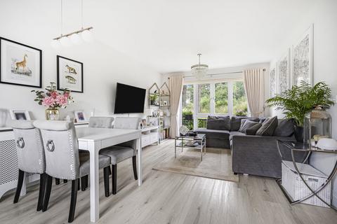 2 bedroom apartment for sale, Consort Drive, Leatherhead, Surrey, KT22