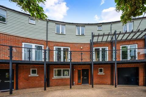 4 bedroom terraced house for sale, Redwood Drive, Epsom