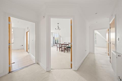 2 bedroom flat for sale, Between Streets, Cobham, KT11