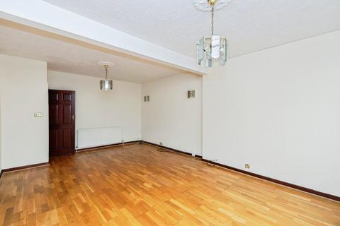3 bedroom bungalow for sale, Dovedale Avenue, Ilford, IG5