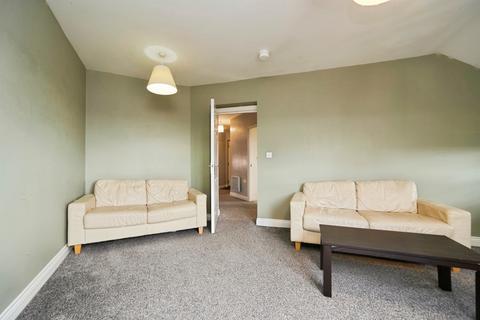 2 bedroom flat for sale, Hill End Crescent, Leeds