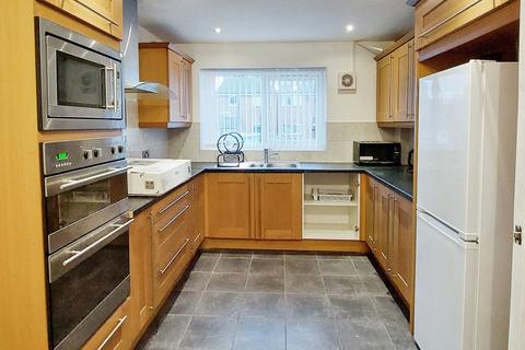 3 bedroom terraced house to rent, Burland Close, Salford