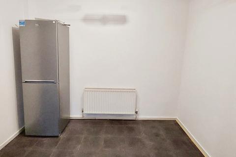 3 bedroom terraced house to rent, Burland Close, Salford
