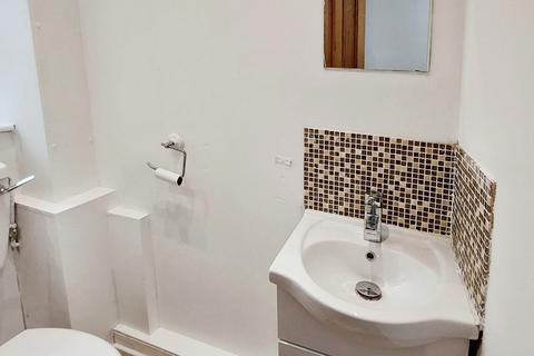 3 bedroom terraced house to rent, Burland Close, Salford