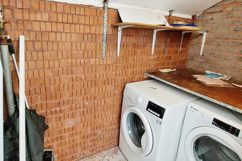 3 bedroom terraced house to rent, Burland Close, Salford